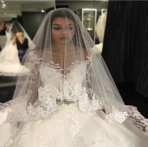 2018 Nouveau Pas Cher Luxe Voiles De Mariée Accessoires De Cheveux De Mariage Blanc Ivoire Long Cristal Perlé Bling Dentelle Tulle Cathédrale Longueur 3 M C4341342