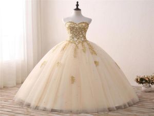 2018 Nuevo stock barato Apliques de oro Vestidos de la quinceanera Vestidos de cristal Tulle Sweet 16 Vestido debutante Prom Party G7218208