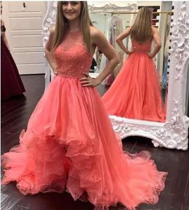 2018 nieuwe koraal prom jurken elegante halter mouwloze avondjurken rug rits hi-lo tiered op maat gemaakte feestjurk met kant applique