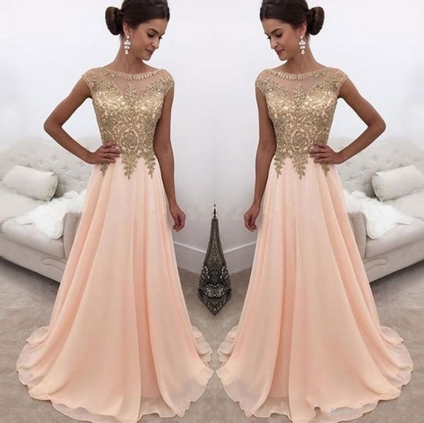 2018 Nuovo design Arabo Peach Boat Neck Abiti lunghi da ballo Illusion Oro Appliques in pizzo Maniche ad aletta Chiffon Abiti da sera per feste formali