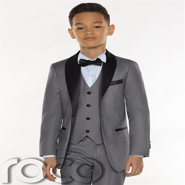 2018 Nouveau Design Gris Garçons Smoking Pas Cher Trois Pièces Garçons Dîner Costumes Garçons Costumes Formels Smoking pour Enfants TuxedoVeste pantalon gilet ti3179