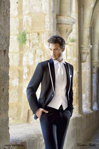 2018 Nouvelle Mode Brillant Noir Marié Tuxedos Peak Revers Meilleur Homme Costumes Garçons D'honneur Hommes Costumes De Mariage Costume Mariage Homme 3 Pièces Époux