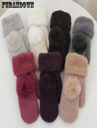 2018 nueva moda guantes sin dedos de invierno mitones para mujeres pompones de piel guante de lana cálido S10256548518