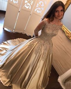 2019 Nieuwe Gouden Baljurk Quinceanera Jurken Off Schouder Lange Mouwen Kant Applicaties Beaded Satin Sweet 16 Party Dress Formele avondjurken