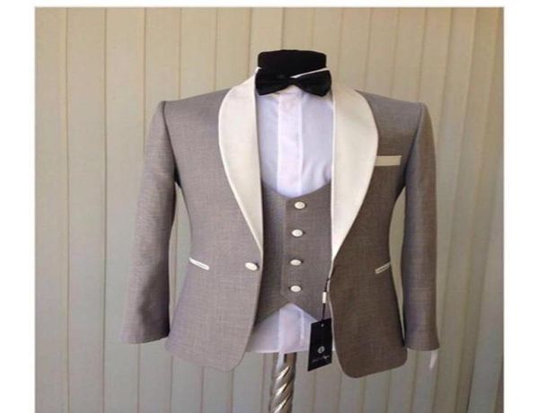 2018 Nuevo novio gris claro Tuxedos barato de chal de marfillo blazer traje de boda para hombres trajes de boda hechos a medida