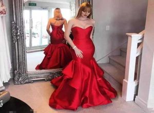 2018 Nouvelles robes de bal sexy rouge sans bretelles Back Laceup Sweep Train Formal Prom Robes Sirène Summer sans manches Sandes Robes de soirée1186287