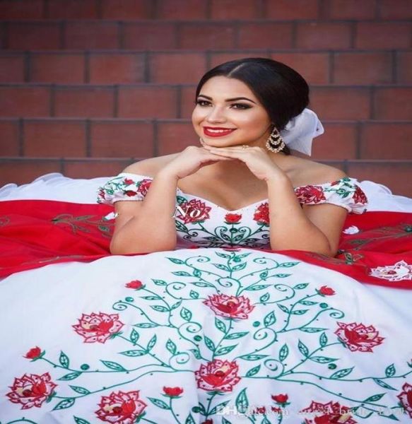 2018 NUEVO Sexy Red White Satin Basks Bordery Bordery Quinceanera Vestidos con cuentas dulces 16 vestidos de fiesta de 15 años BQ382645475