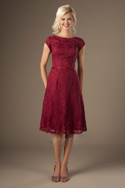 Nuevos vestidos de dama de honor modestos vintage de encaje corto con mangas A-line Hasta la rodilla Vestidos de fiesta de boda rústicos de país Rojo oscuro