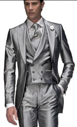 2018 Nuevo Silver Grey Wedding Bode Buxedos Style One Boton Groom Tuxedos Peak Lapulina Man Groomsmen Hombre Suites de boda para hombres Caquietas4022103