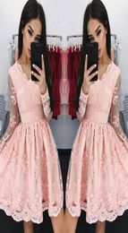 2018 Nouveau Sweet Pink V Neck Robes de cocktails courtes Longsleeves Aline en dentelle Applique mini robes de retour à la maison pas cher1330808