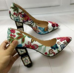 2018 nieuwe vrouwen bloem print hoge hakken chunky hak pumps party schoenen bloem pumps jurk schoenen doos hiel trouwschoenen