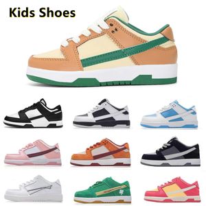 Chaussures pour enfants Bébé Enfants Sneaker Chaussure Reverse Panda Blanc Noir UNC Rose Rose Russet Cedar Shadow Shark Fraise Pêche Tans Vert Garçons Filles Baskets De Sport GAI