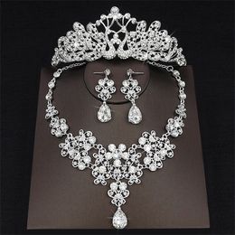 2018 El más nuevo conjunto de joyas de boda con diamantes de imitación, collar, corona, tiaras, corona, pendientes, sombreros, abalorios, fiesta de tres piezas, accesorios nupciales