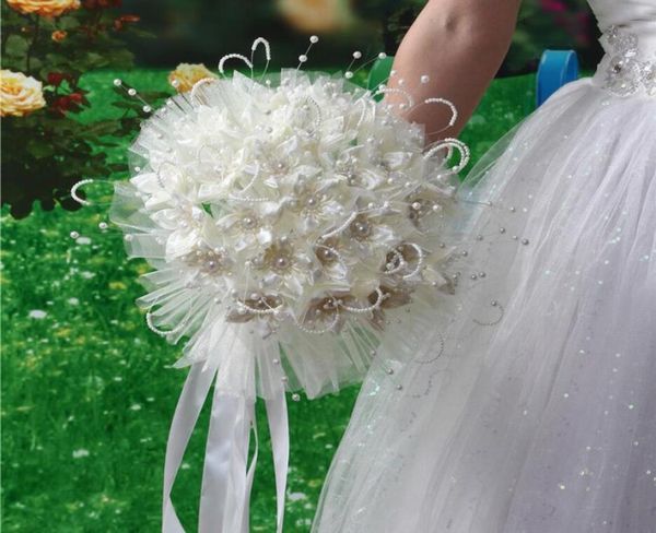 2018 Ramos de novia de boda más nuevos con flores hechas a mano Peals Crystal Rhinestone Rose Suministros de boda Novia con broche Bouq3020040