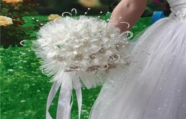 2018 Ramos de novia de boda más nuevos con flores hechas a mano Peals Crystal Rhinestone Rose Suministros de boda Novia con broche Bouq2920571