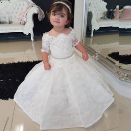 2019 Vestidos de niña de flores de encaje de princesa Sheer Bateau Neck Mangas cortas Apliques florales Vestidos formales para niños para el banquete de boda Cinturón de cristal