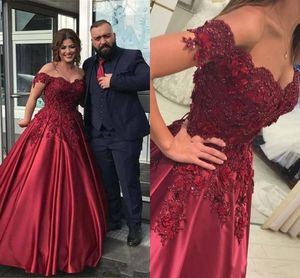 2018 Robes De Quinceanera Robe De Bal Hors Épaule Chérie Dentelle Applique Perles Bordeaux Doux 16 Satin Plus La Taille Formelle Robes De Soirée De Bal