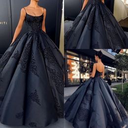 2018 sexy zwarte spaghetti riemen satijnen baljurk avondjurken mouwloze kant applicaties backless prom dresses plus sizormale avondjurken