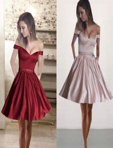 2018 Simple Satin Short Short Homecoming Dresses fuera de la hombro Cristal Backless Red Dark Champagne Blue Prom Vestidos DR2269943