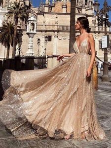 2018 mousserende partij Prom jurken 2019 vestidos de graduacion een lijn spaghetti bandjes diepe v-hals backless gouden sequin lange prom dress