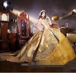 2018 Sparkly Gold Quinceanera -jurken Embodiery Appliques Beads Tiered Sweetheart 16 Zoete verjaardagsfeestjesjurken met afneembare T9394121