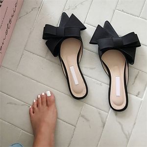 2018 Printemps et été Chaussures pour femmes Satin de soie coréenne Pantoufles à nœud papillon pointu Baotou Talon plat Ensembles semi-pantoufles T200106