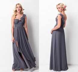 2018 lente flowy grijze bruidsmeisje jurken Één schouder geplooide chiffon split kant vloer lengte backless bruiloft jurken