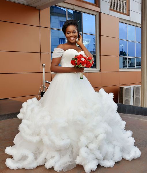 2022 Vestidos de bola blancos Vestidos de quinceañera Diseño de nube con cuentas Dulce 16 vestidos con cordones en la espalda Cariño Tallas grandes Vestido de novia con manga casquillo