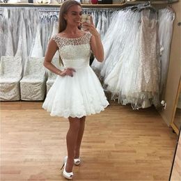 2018 robes de soirée courtes blanches bijou sans manches robes de bal dos fermeture à glissière à volants sur mesure robes de cocktail au genou