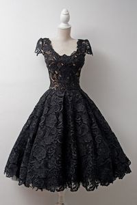 2019 A-ligne Dentelle Noire Gothique Robes De Mariée Courtes Avec Manches Courtes Encolure Dégagée Vintage Thé Longueur Dentelle Années 1950 Années 60 Robe De Mariée Non Blanche