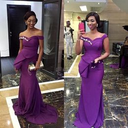 2020 Vestidos de dama de honor de sirena púrpura africana con hombros descubiertos Peplum Apliques de tren de barrido Jardín País Invitada de boda Vestido de dama de honor