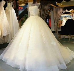 2019 Belles robes de mariée en tulle sans manches A-ligne pure illusion décolleté appliques robes de mariée élégantes sur mesure tribunal train
