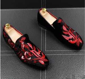 2019 zwart rood borduurwerk suede lederen mannen loafers te koop nieuwe bloemen mannen vintage loafers heren casual schoenen heren flats