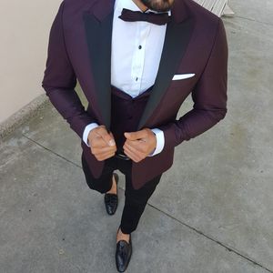 2019 Bourgogne Groom Tuxedos Costumes De Mariage Pour Hommes Noir Peaked Revers Mens Prom Tuxedos Veste Gilet Slim Fit Suit