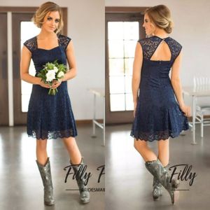 2019 Casual Navy Blue Lace Damas de honor Vestidos cortos de retrato barato Back Beach Knee Longitud de la rodilla Maid of Honor Hechor EN720 261P