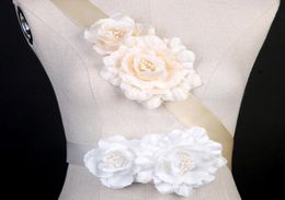 2019 Charmante bruidsbalk met handgemaakte bloem bruiloft riemen goedkope twee bloemen bruids vleugeltjes riem accessoires9804175
