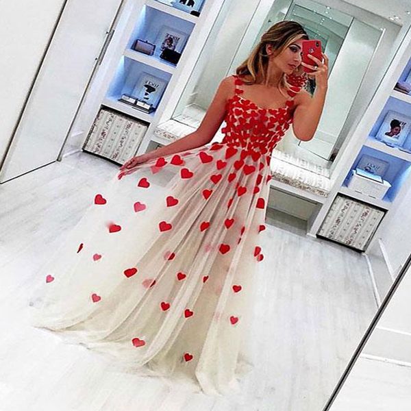 2019 Vestidos de baile encantadores Escote redondo largo Sin mangas Apliques en forma de corazón Árabe Vestidos de fiesta de noche de alta calidad Hasta el suelo