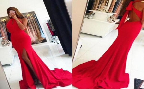 2019 Charmantes robes de bal rouge Pincs de jambe Backless Sweep Train côté Train High Split Night Robes Longs Pleas Sexy Back Party Robe CH4153959