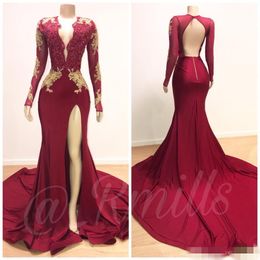 2019 Vestidos de fiesta de sirena sexy de color rojo oscuro con apliques de encaje dorado Con cuentas Escote en V profundo Tren de barrido sin espalda Ocasión formal Ropa por encargo