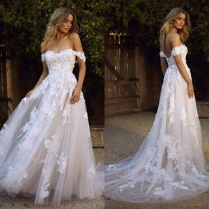 2019 elegante trouwjurken uit de schouder kant een lijn bruidsjurken backless tiered kant applicaties gezwollen tule formele jurk