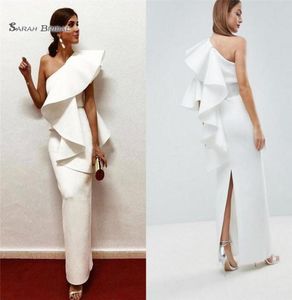 2019 Elegant Wit Satijn Schede Avondjurken Terug Split Een Schouder Ruches Saudi Arabische Prom Dress Partij Jassen5767300