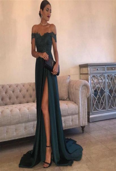 Vestidos nocturnos 2019 A Line Hunter Green Satin High Split Lace Lace Top Top Off Shoulder Prom Vestidos de fiesta formal DR3434173