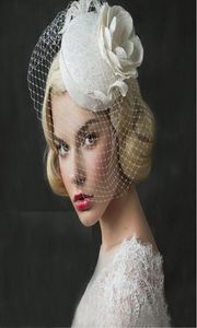 2019 Exquis Vintage Blanc Fascinator Sinamany Chapeaux Pour L'église De Mariée De Mariage Avec Des Fleurs Net LaceEoupean StyleKentucky Derb6232315