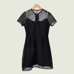 2019 Automne Automne Noir À Manches Courtes Col Rond Imprimé Floral Dentelle Panneaux Perles Courte Mini Robe Femmes Robes De Mode O1021233S