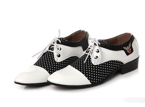 2019 Mode chaussures habillées pour hommes Bout pointu hommes Oxfords mariage affaires blanc noir chaussures à lacets appartements pour hommes