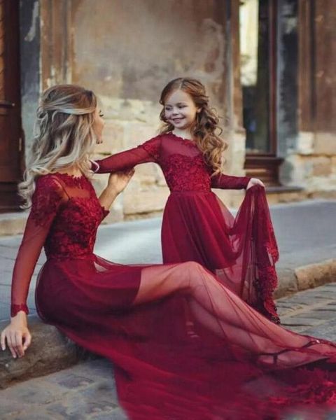 2019 Fashion Mère et fille assortie des robes de bal Aline Bateau Neck Bourgogne Manches longues Illusion Soft Tulle Sweep Train EV5515655