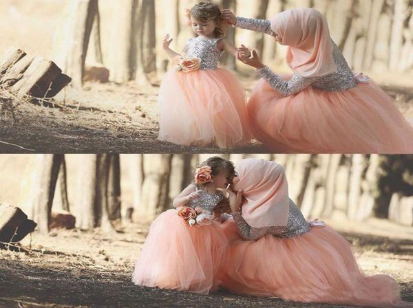 2019 Fashion Madre e hija a juego de vestidos de baile de baile de aline Bateau Dubai Muslim Coral Sequins Vestidos de noche hechos a medida Q9444533