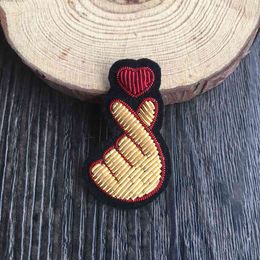 2019 Diseño francés patrón minimalista Insignias de ciervos Sika Gesto que corazón Broches de seda indios bordados a mano pin