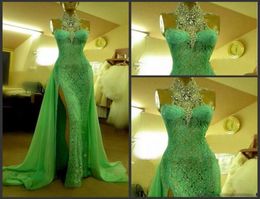 2019 hoge kraag smaragdgroene avondjurken met kristallen diamant Arabische prom -jurken lange kant sexy zijsplaraat Dubai avondjurk1248351
