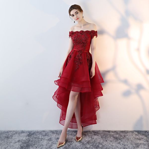 2019 Vestidos de fiesta altos y bajos Tul rojo fuera del hombro Apliques de encaje con cuentas Vestidos de fiesta de noche con gradas Hi Lo Ropa formal Corsé Volver